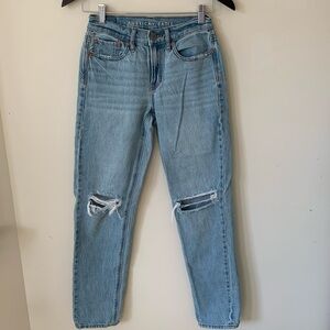 American Eagle light wash size 00 R distressed rip knee straight leg high waist